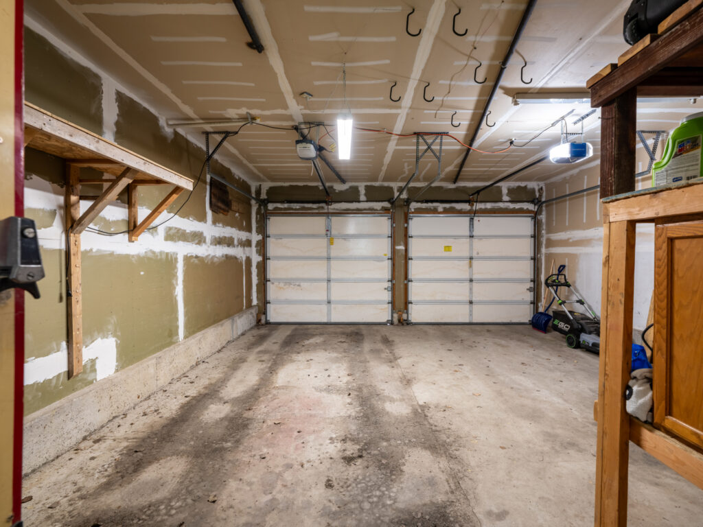 507 Flathead, garage interior
