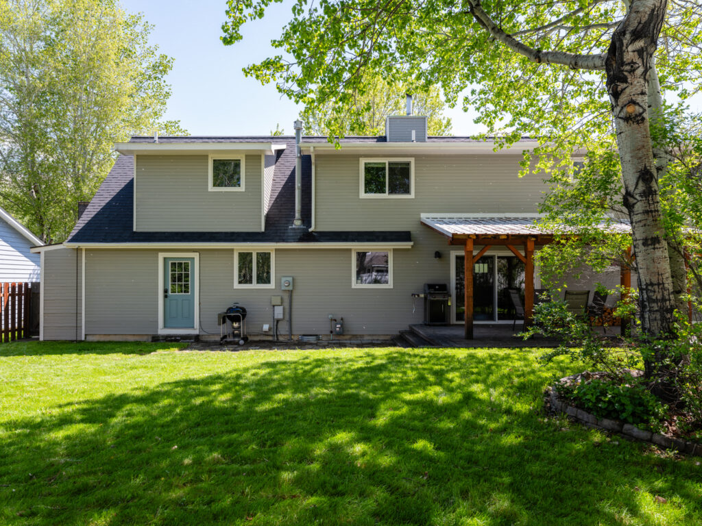 507 Flathead, sunny backyard