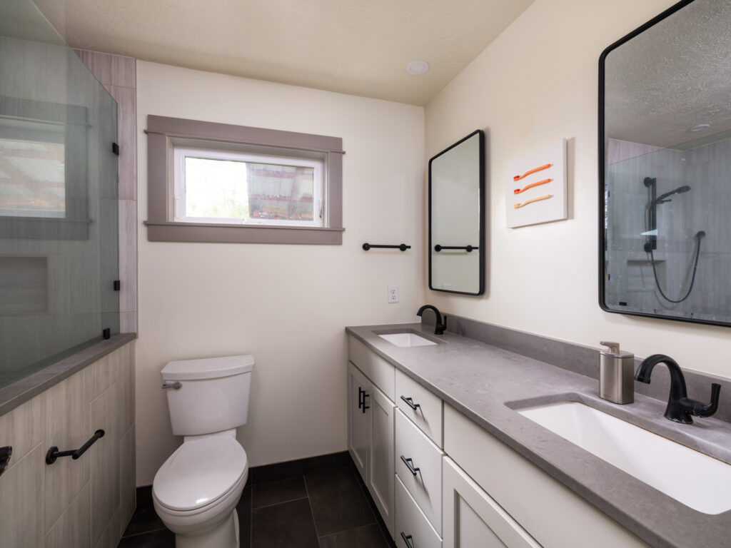 507 Flathead, main level bathroom