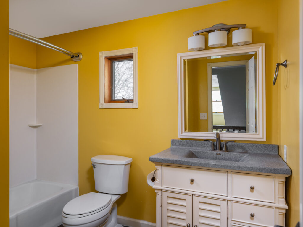 507 Flathead, upstairs bathroom