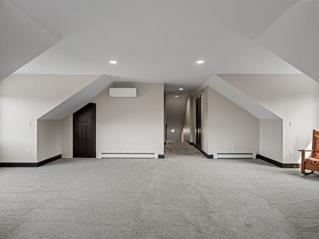 449 Minni Hall, bonus room