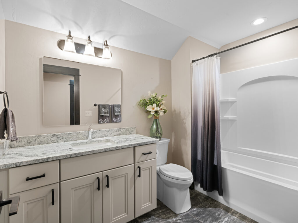 449 Minni Hall, bonus room bath