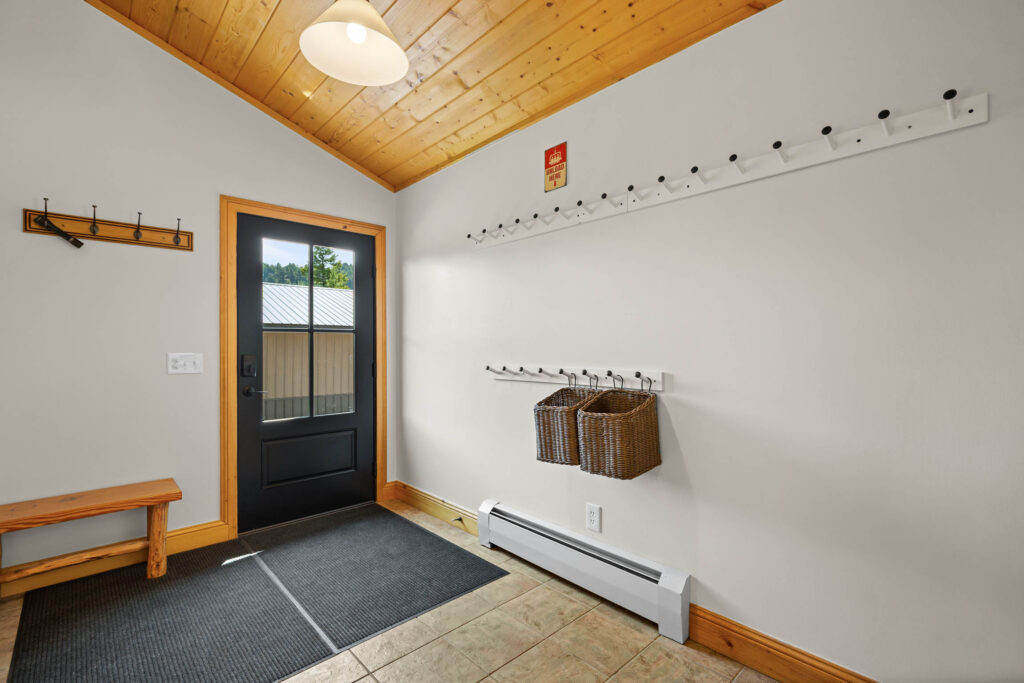 1099 Winchester, entry
