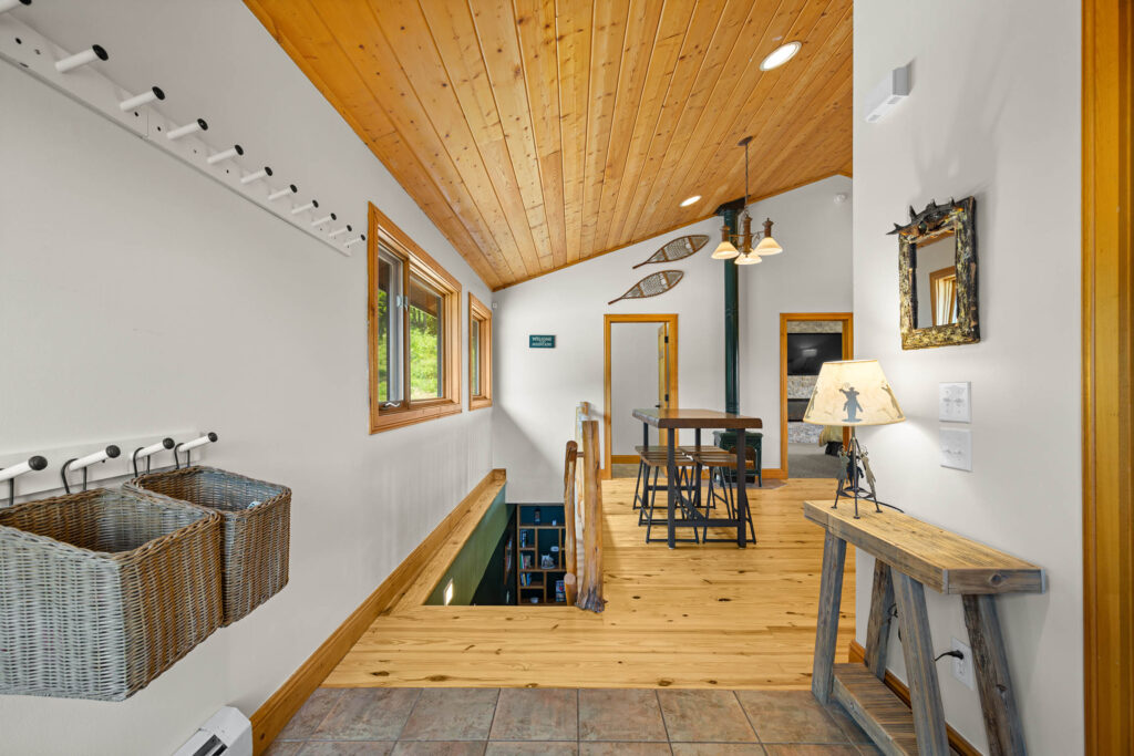1099 Winchester, entry