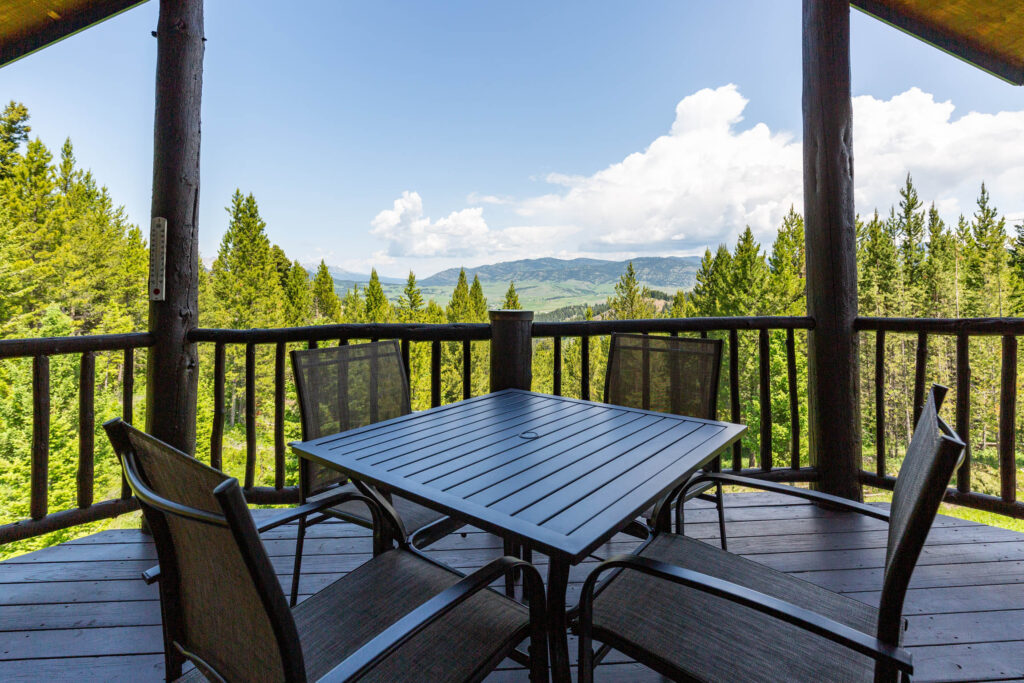 1099 Winchester, deck