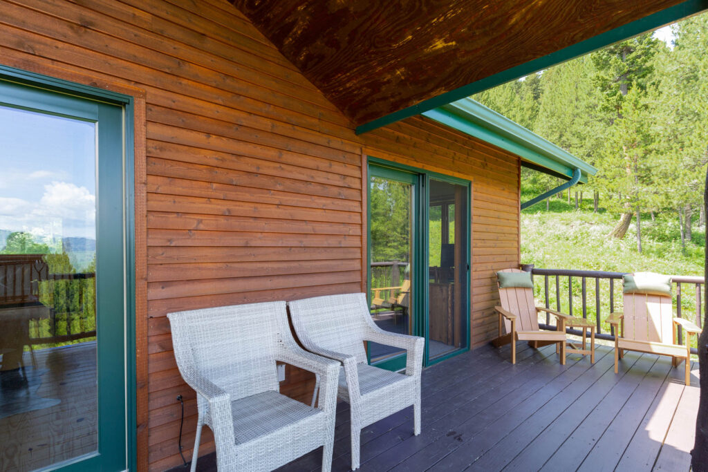 1099 Winchester, deck