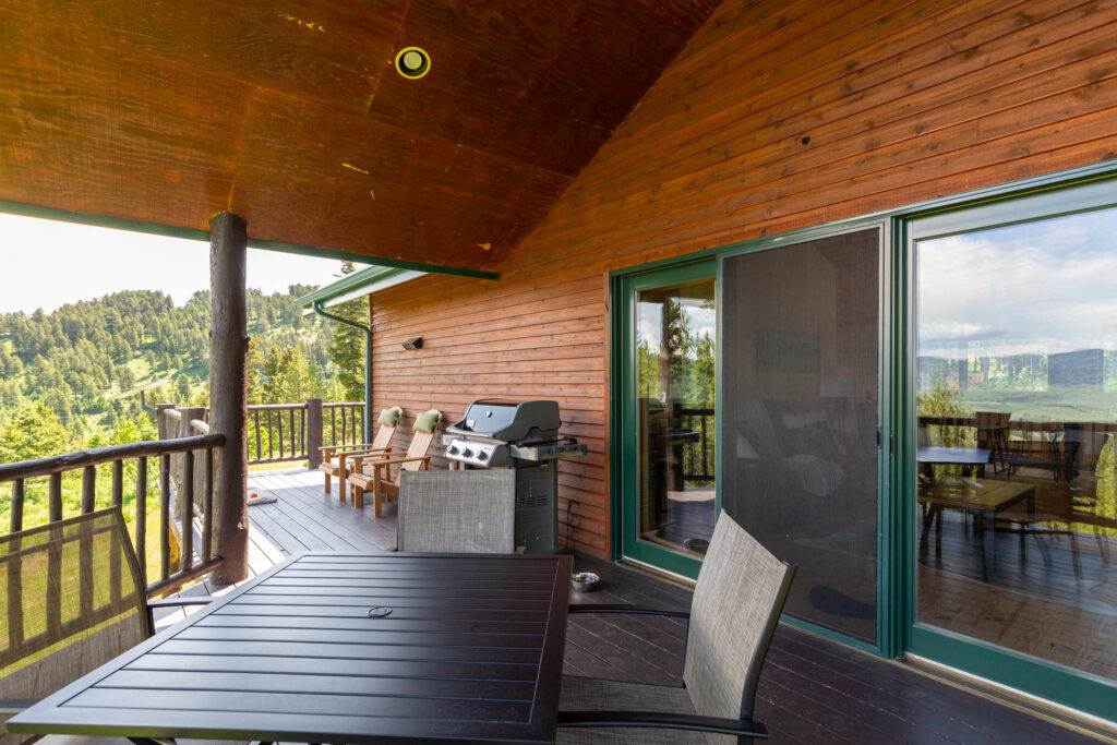 1099 Winchester, deck