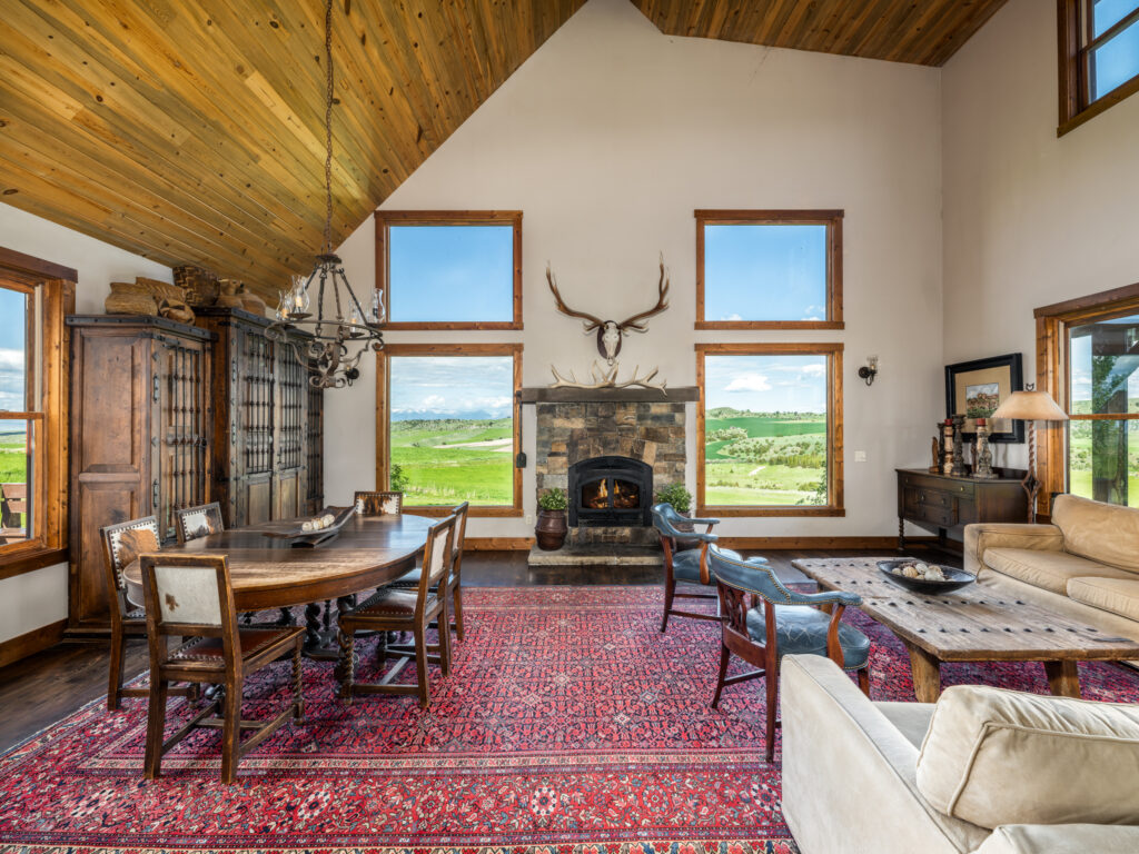 935 Bates Rd, living room