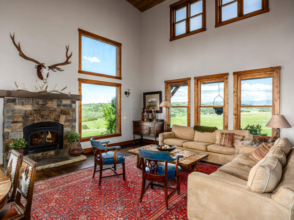 935 Bates Rd, living room