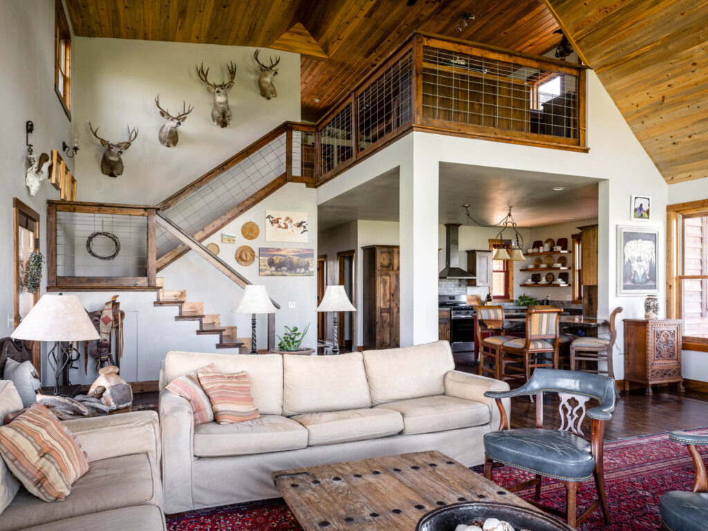 935 Bates Rd, living and kitchen