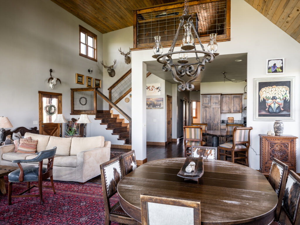 935 Bates Rd, dining and living