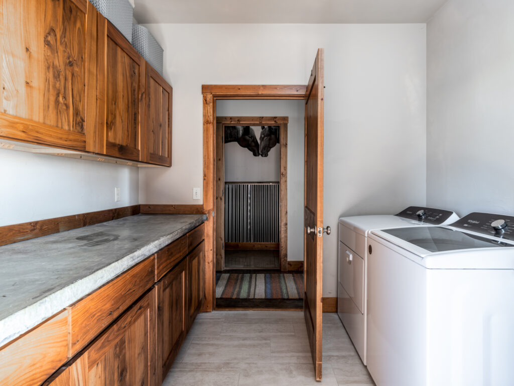 935 Bates Rd, laundry