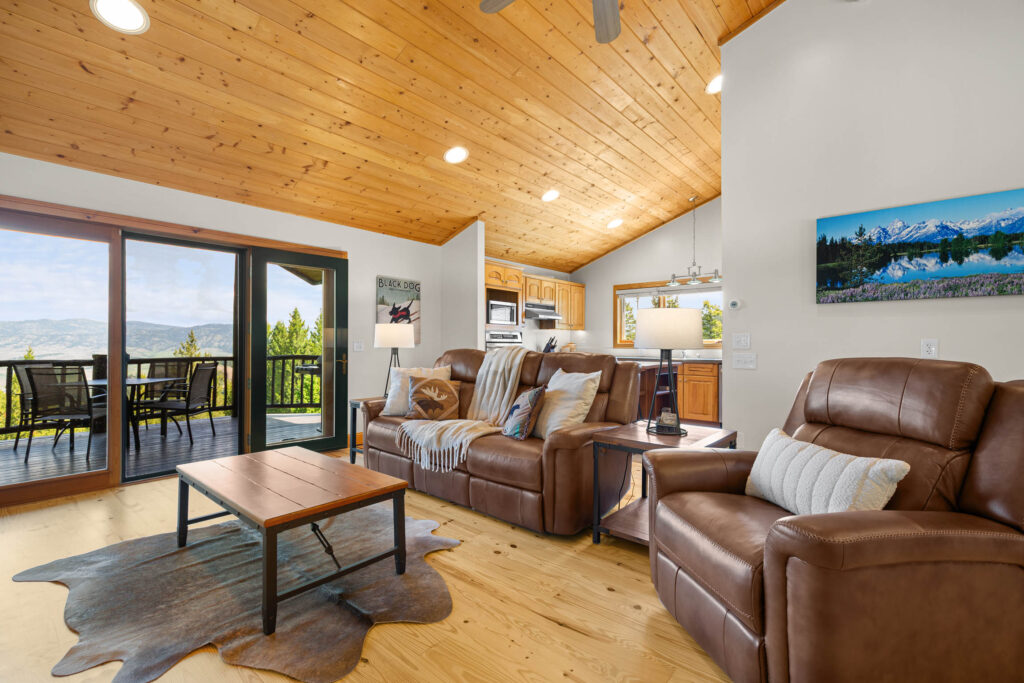 1099 Winchester, Living room