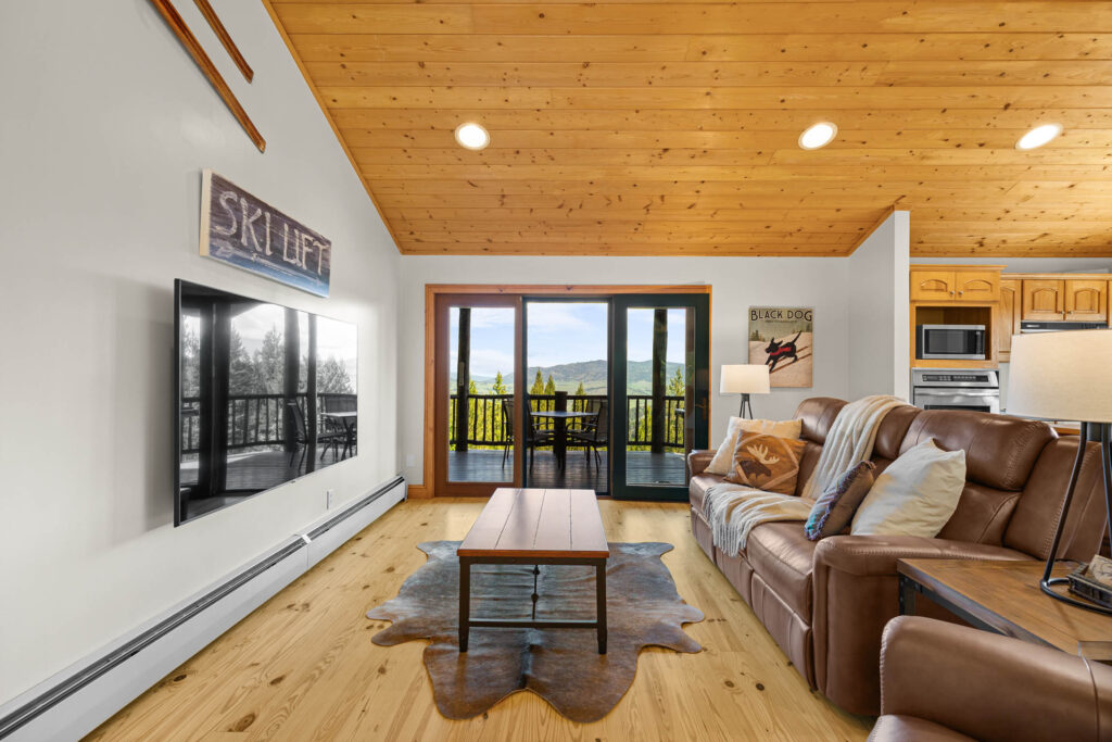 1099 Winchester, Living room