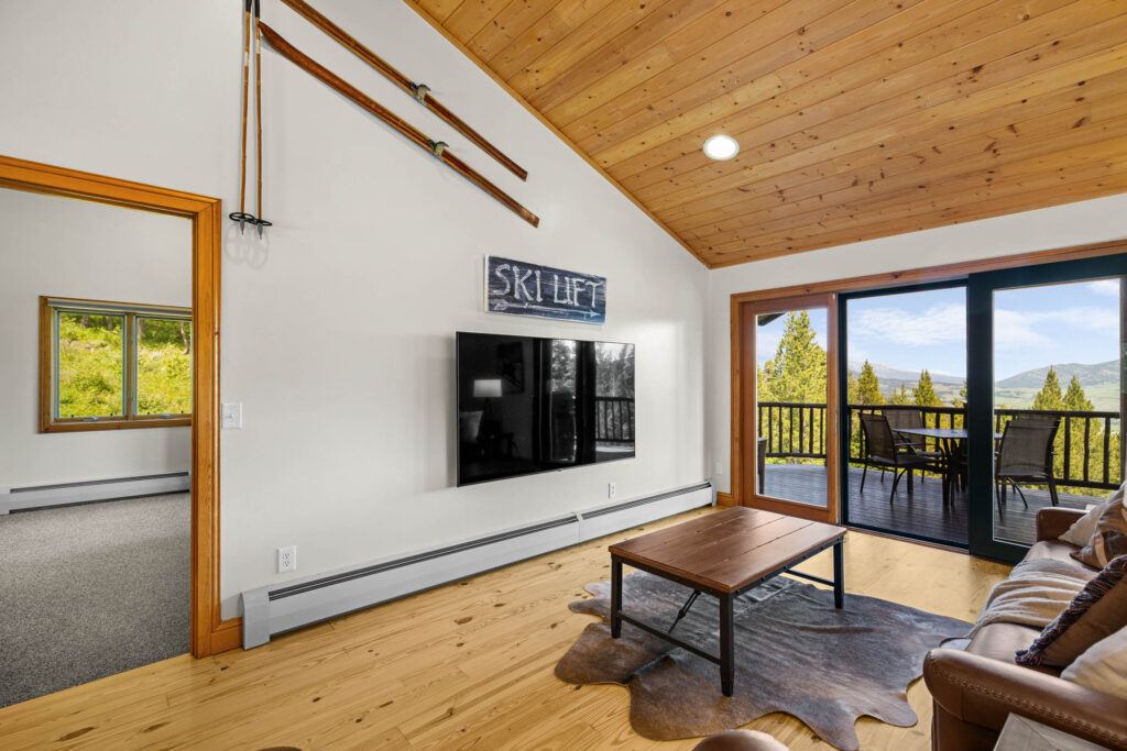 1099 Winchester, Living room