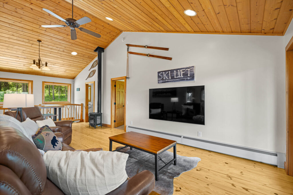1099 Winchester, Living room