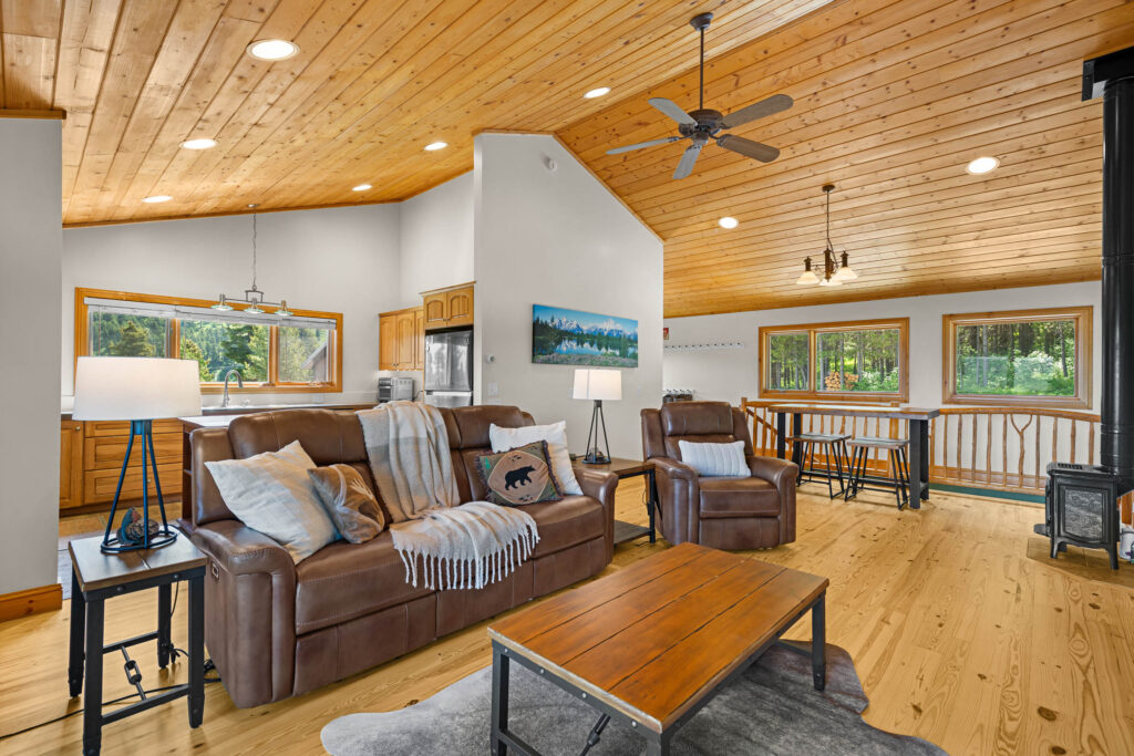 1099 Winchester, Living room
