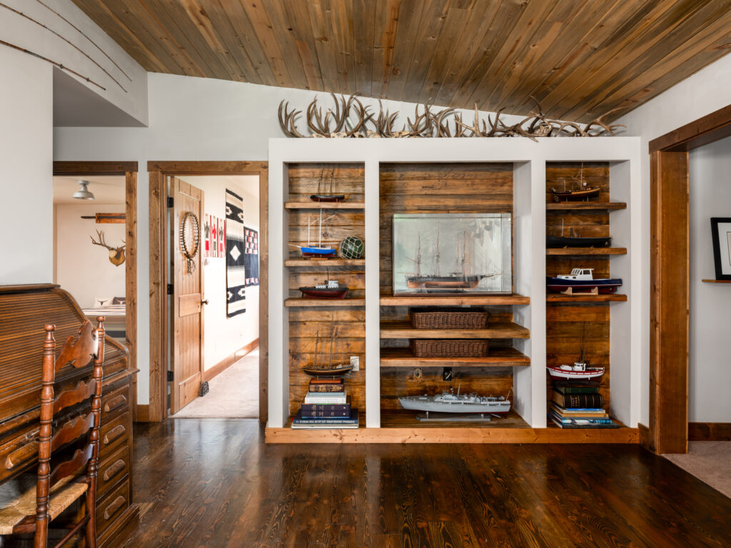 935 Bates Rd, landing hallway
