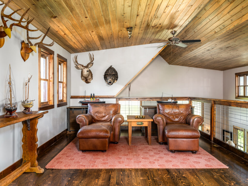 935 Bates Rd, landing sitting area