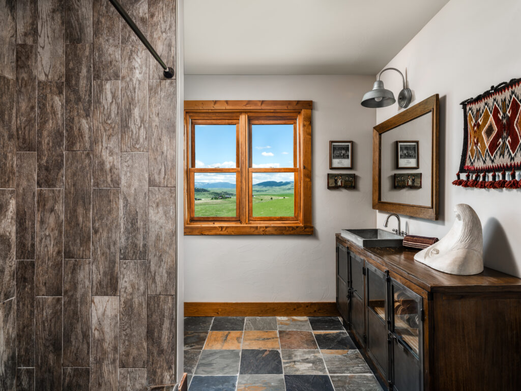 935 Bates Rd, 2nd floor hall bathroom