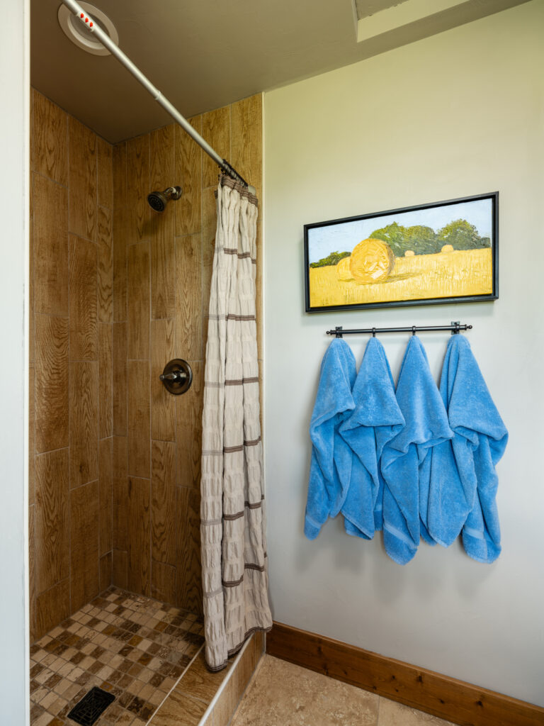 935 Bates Rd, bonus room bathroom