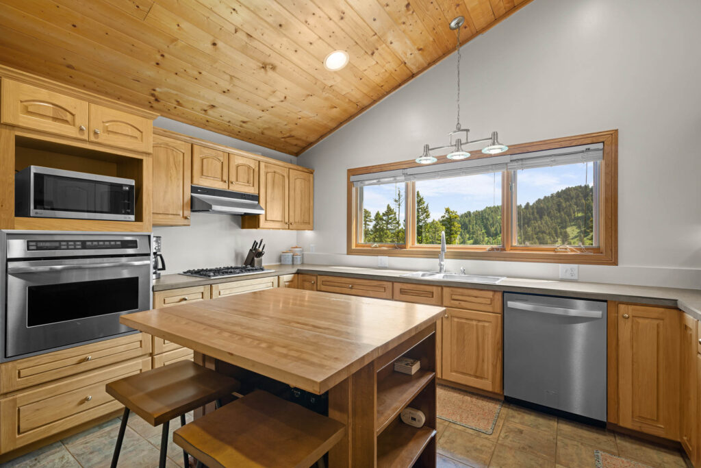 1099 Winchester, Kitchen