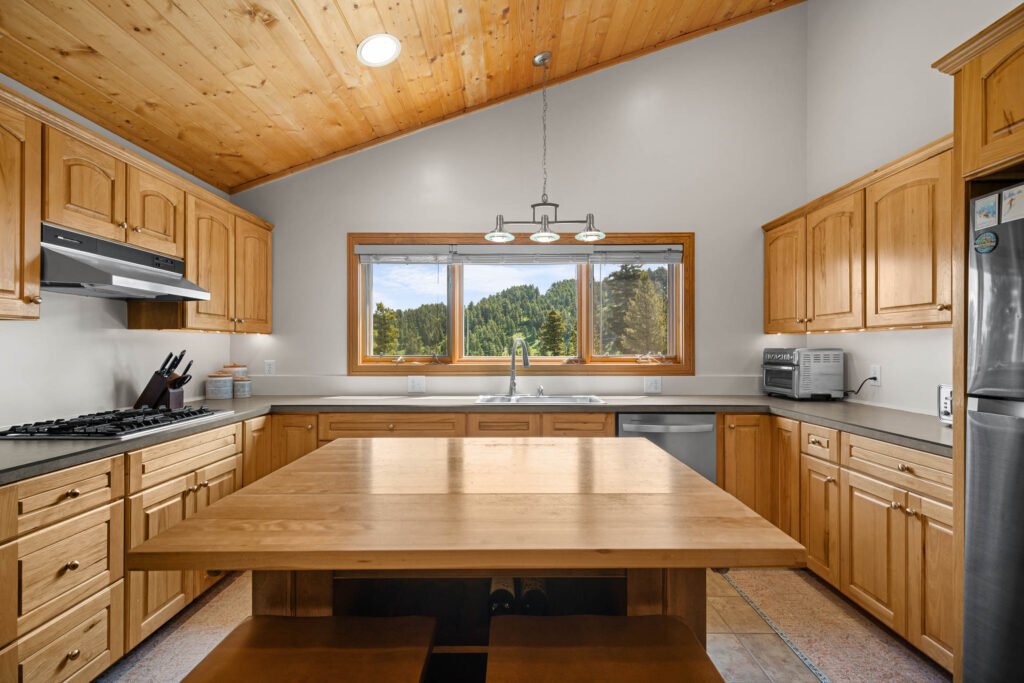 1099 Winchester, Kitchen