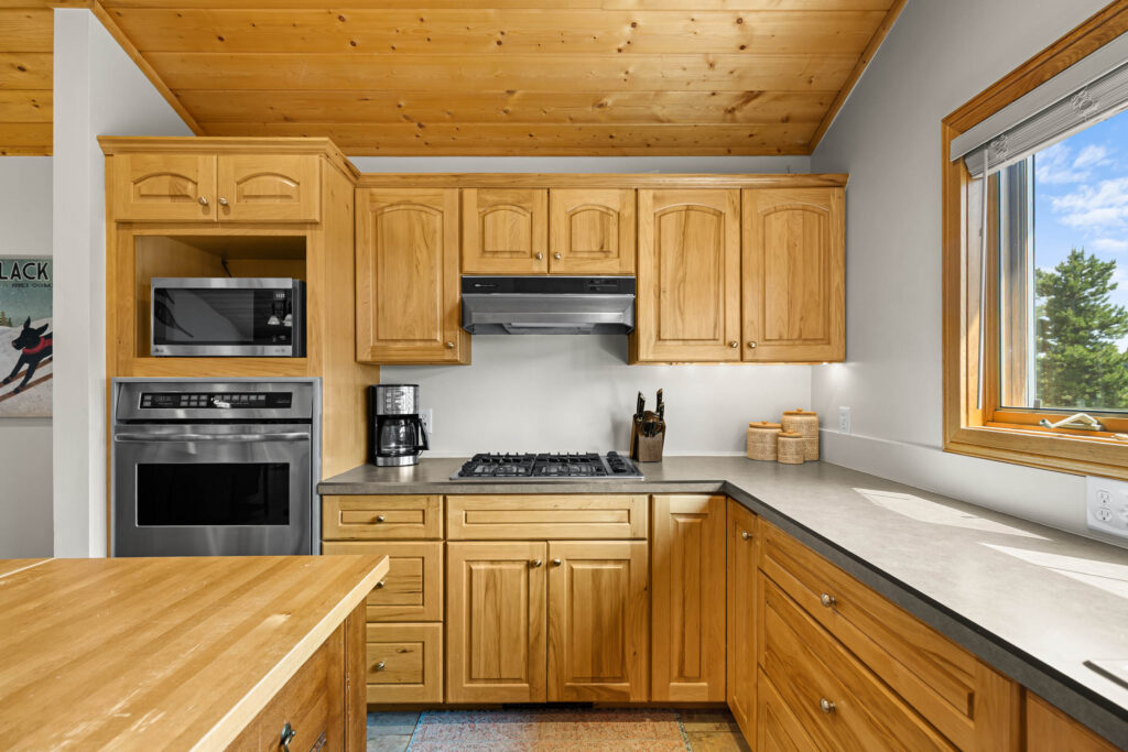 1099 Winchester, Kitchen