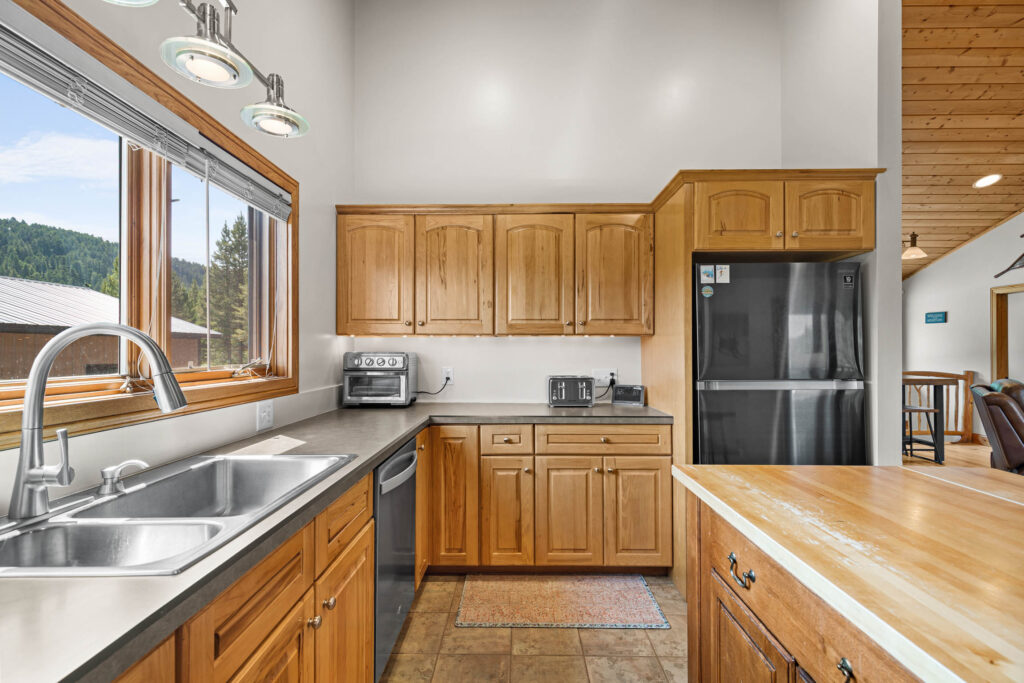 1099 Winchester, Kitchen
