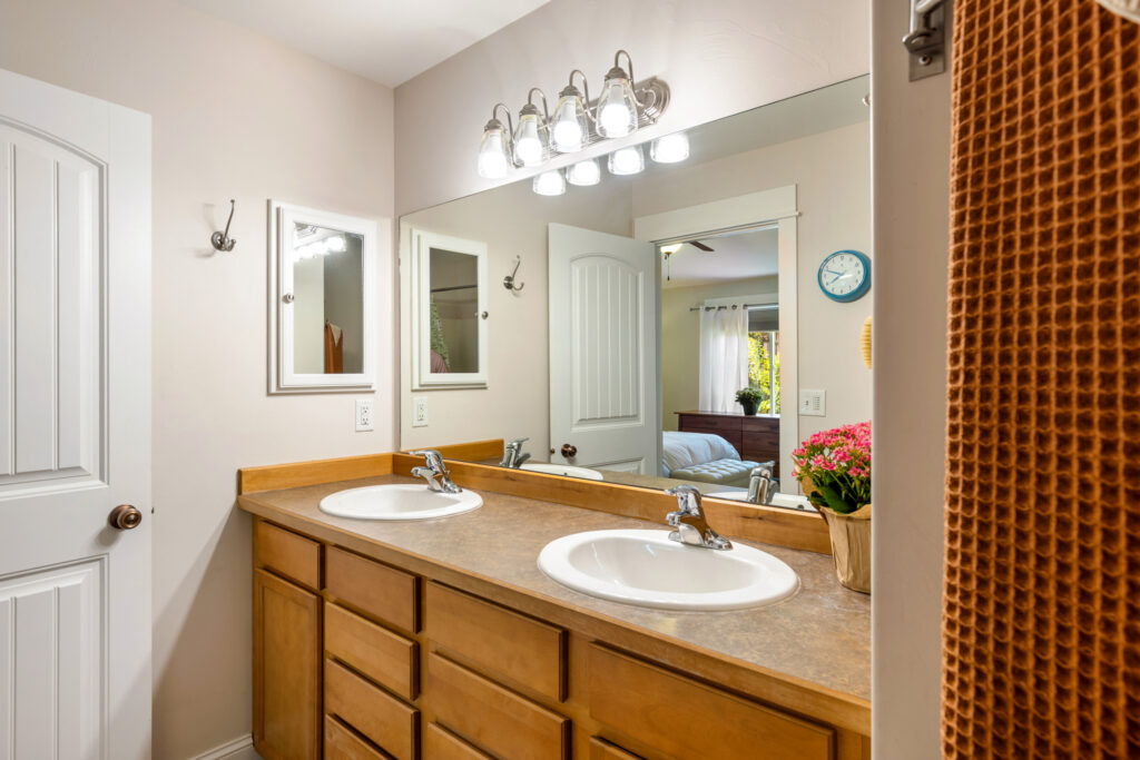 42 Indian Grove, primary bathroom