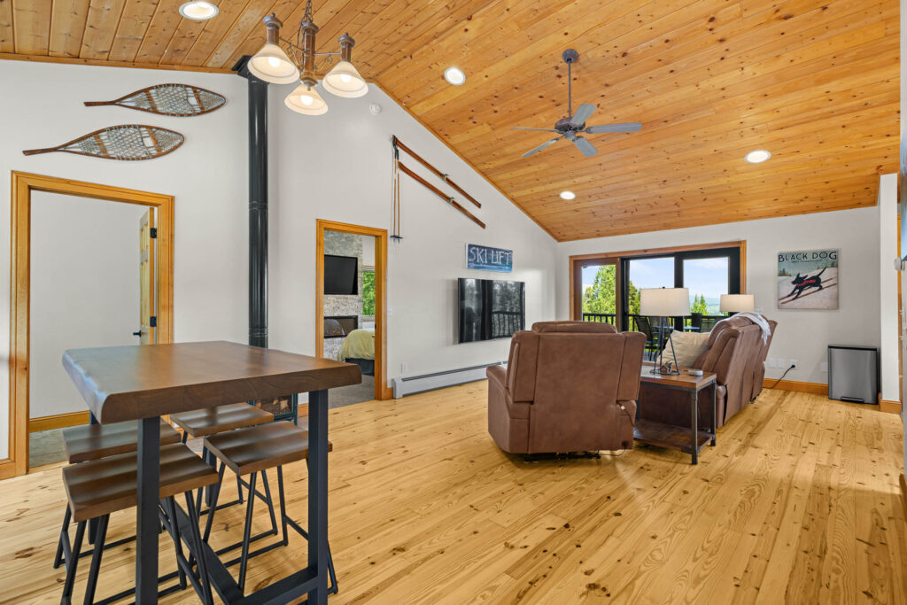 1099 Winchester, Dining room