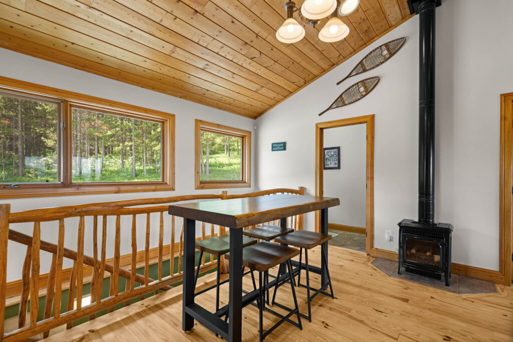 1099 Winchester, Dining room