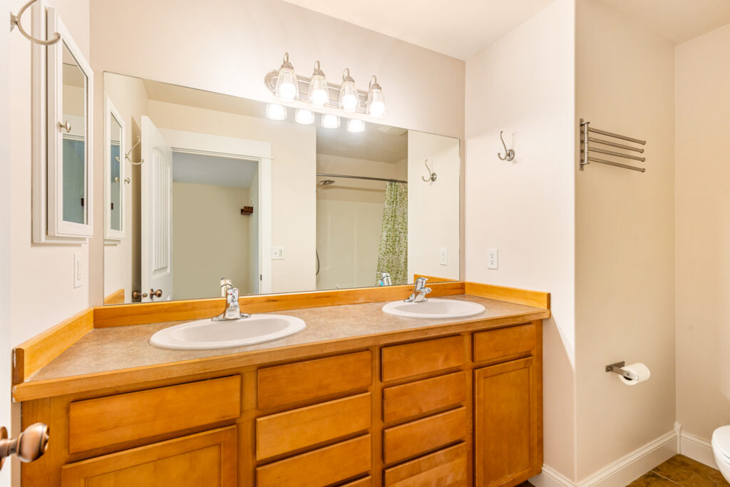 42 Indian Grove, primary bathroom