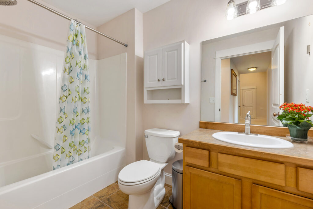 42 Indian Grove, hall bathroom