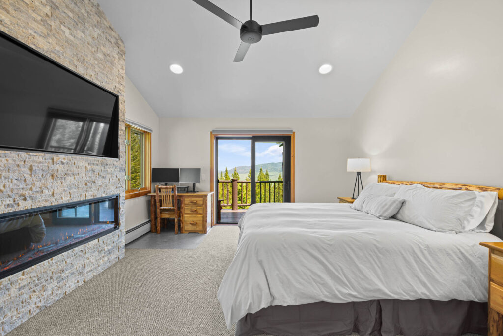 1099 Winchester, Primary bedroom