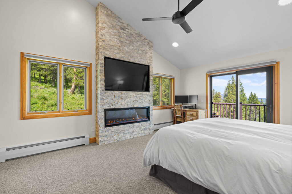 1099 Winchester, Primary bedroom