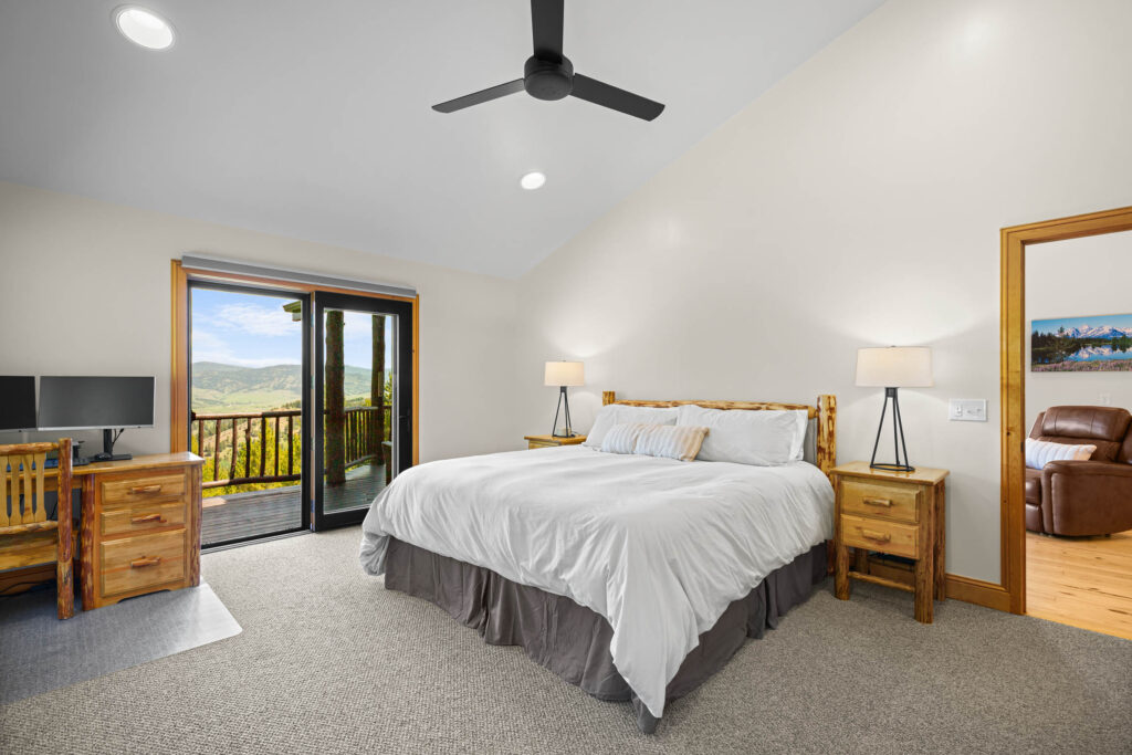 1099 Winchester, Primary bedroom