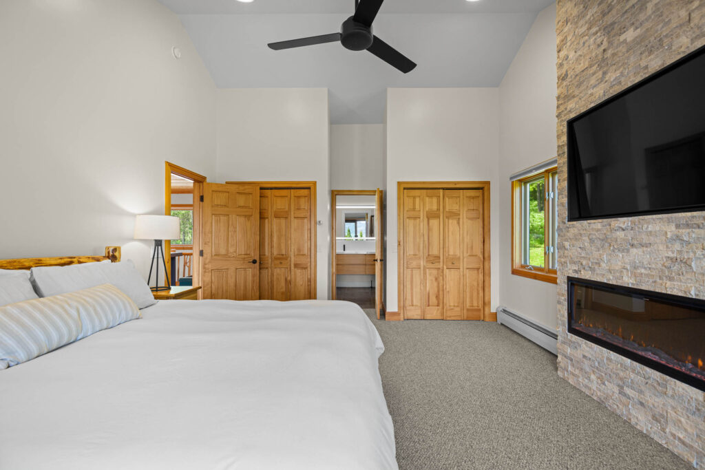 1099 Winchester, Primary bedroom