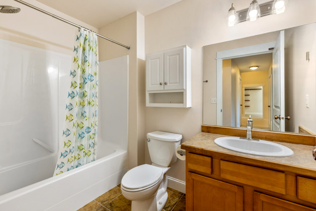 42 Indian Grove, hall bath