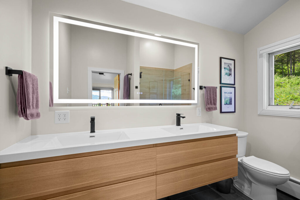 1099 Winchester, Primary bathroom