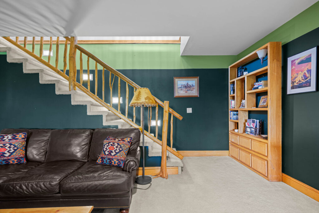 1099 Winchester, downstairs