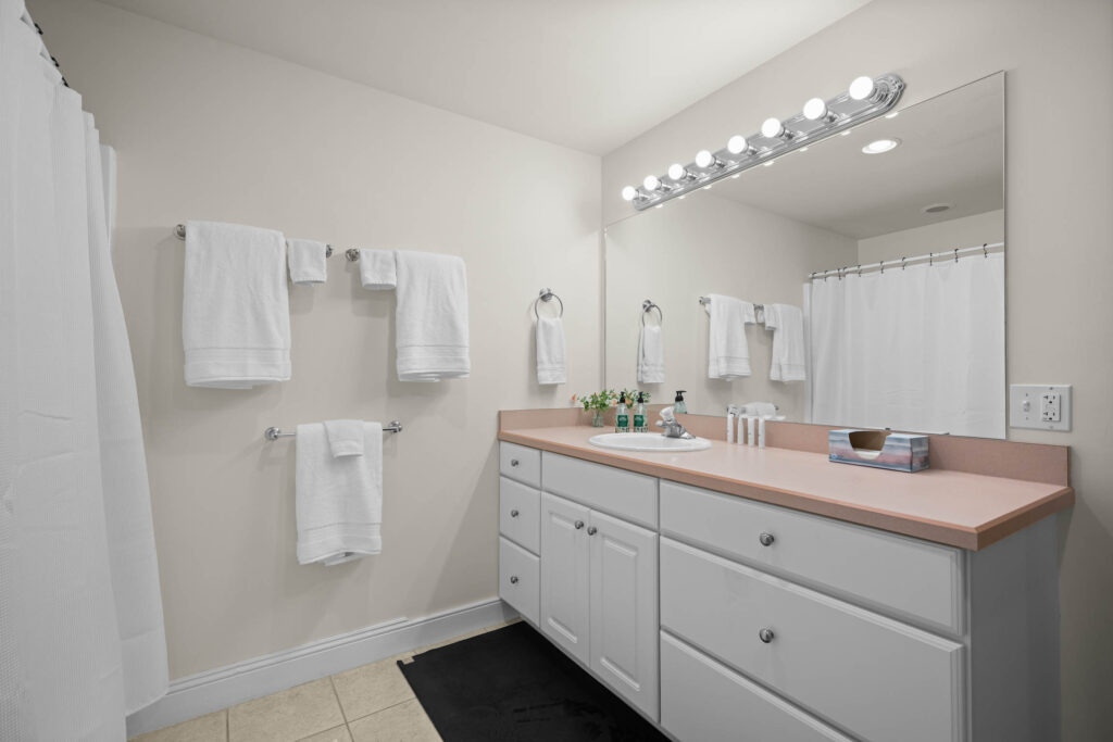 1099 Winchester, Downstairs bathroom