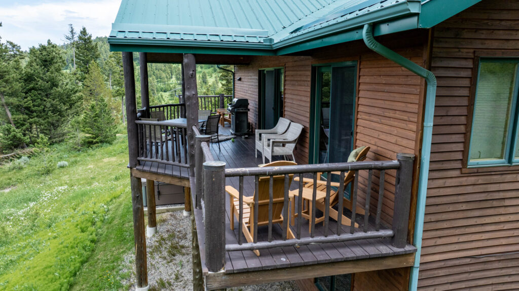 1099 Winchester, upper deck