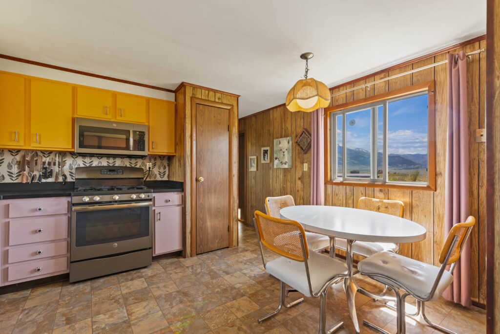 65 Arcturus, kitchen dining