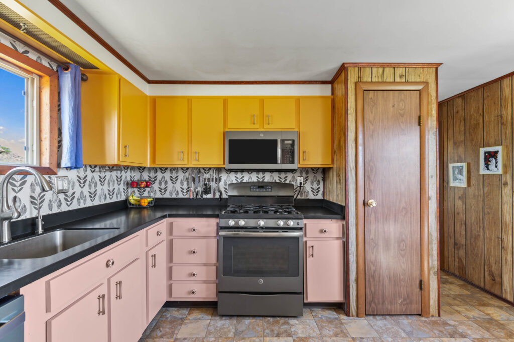 65 Arcturus, kitchen