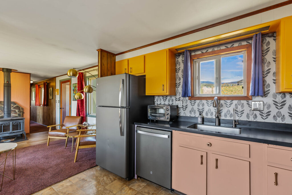 65 Arcturus, kitchen