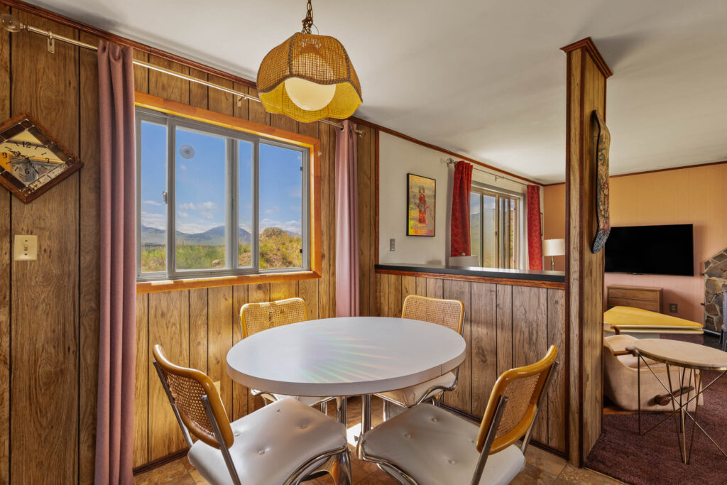 65 Arcturus, dining room