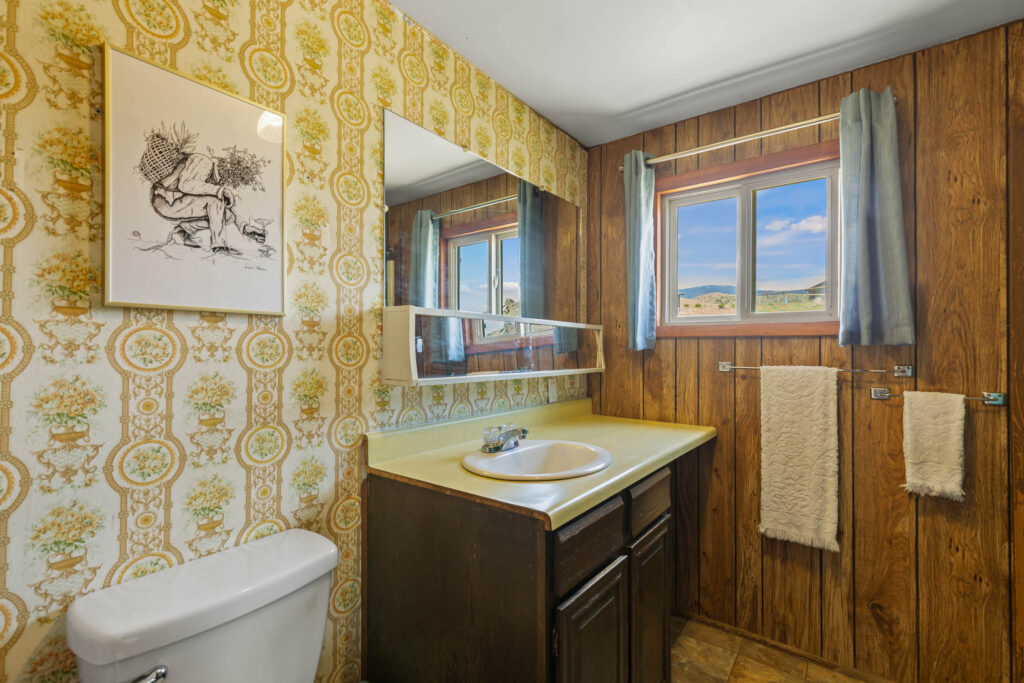 65 Arcturus, bathroom