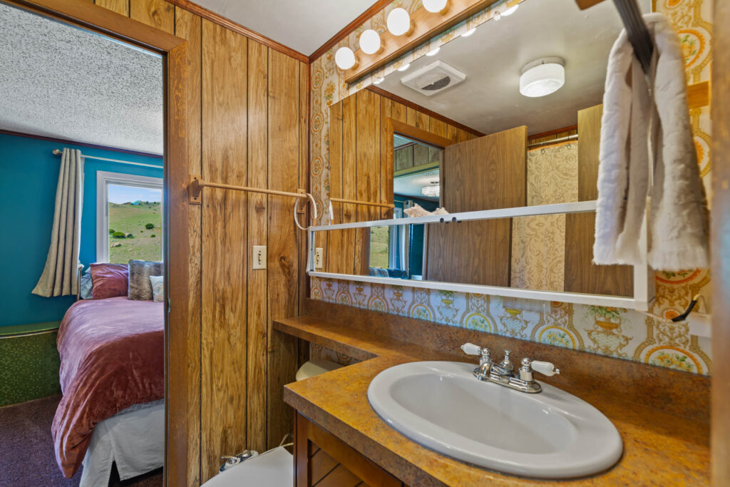 65 Arcturus, bathroom