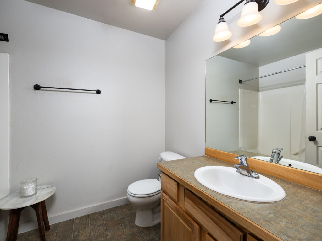 941 Saxon A, bathroom
